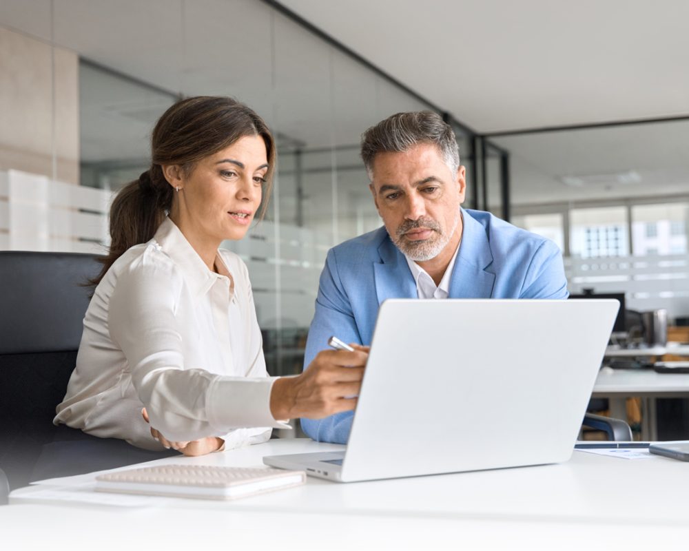 personas trabajando servicios de gestion fiscal y laboral