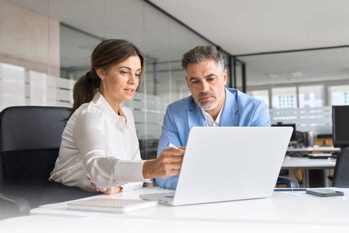 personas trabajando servicios de gestion fiscal y laboral